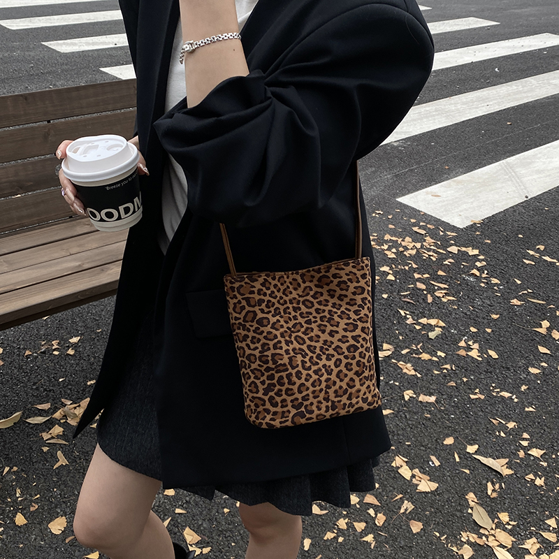 LEFTSIDE Design PU suede Leopa - Bucket Bag Suede recensione e prezzo