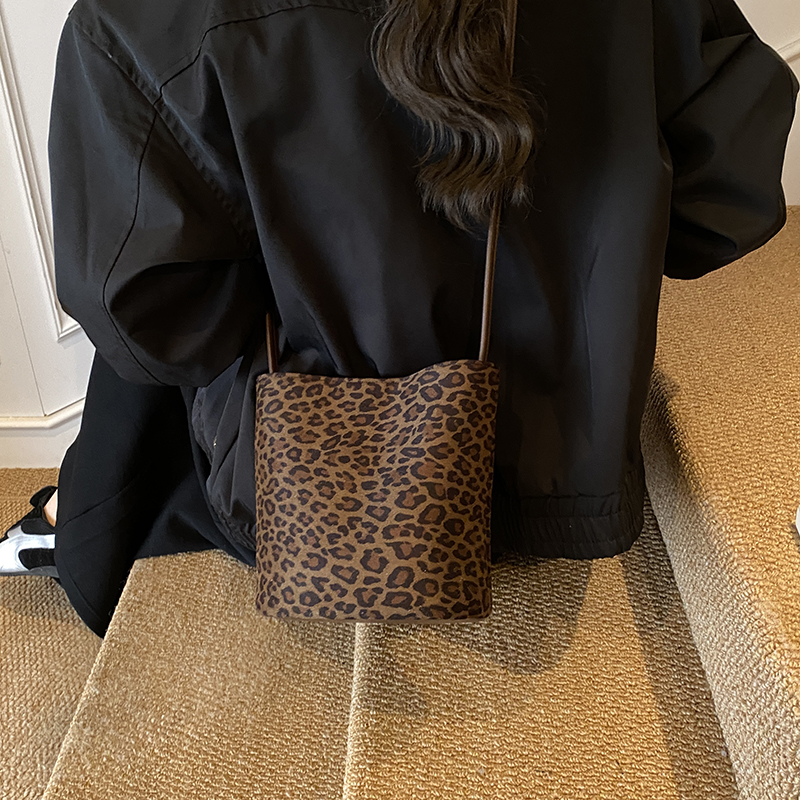 LEFTSIDE Design PU suede Leopa - Bucket Bag Suede recensione e prezzo