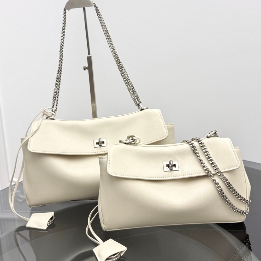New Horizontal Cowhide Chain B - Luxury Bags Old Money recensione e prezzo